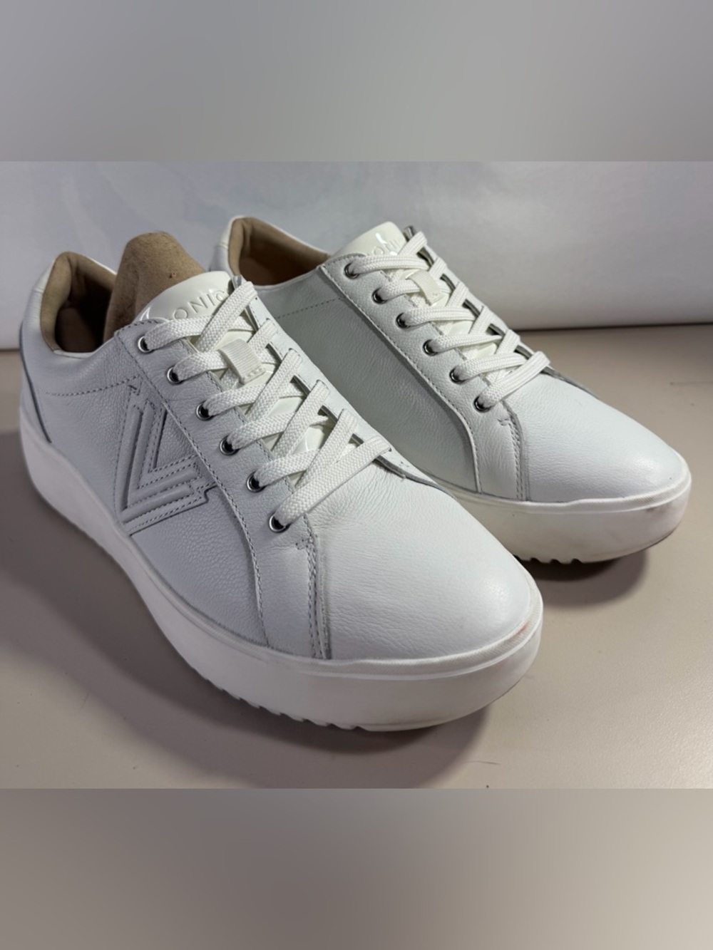 Vionic kearny Platform Lace up sneaker white leather size US 10 / EU 41